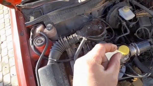 Вот почему двигатель дымит белым дымом с глушителя и из-за чего двигатель расходует масло.