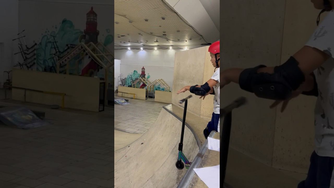 Катания на самокате в скейт парке #крытыйскейтпарк #трюковойсамокат #трюкинасамокате #bunnyhop смотреть онлайн