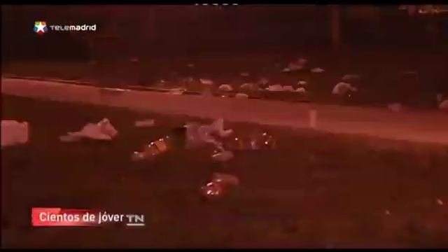 Botellón en pleno paseo de la Castellana смотреть онлайн