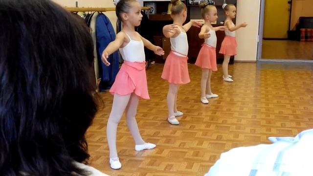 Девочки на уроке танцев смотреть онлайн