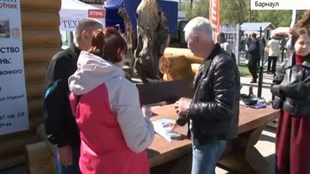 Новый храм-звонницу возводят сибирские плотники в Барнауле