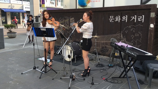 ДЕВУШКИ УЛИЧНЫЕ МУЗЫКАНТЫ - КОРЕЯ - 4K ► Кореянки Изумительно Выступили смотреть онлайн