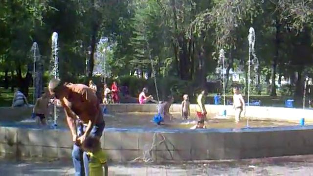 The kids swim in the fountain. Дети купаются в фонтане. Май 2016 г. смотреть онлайн
