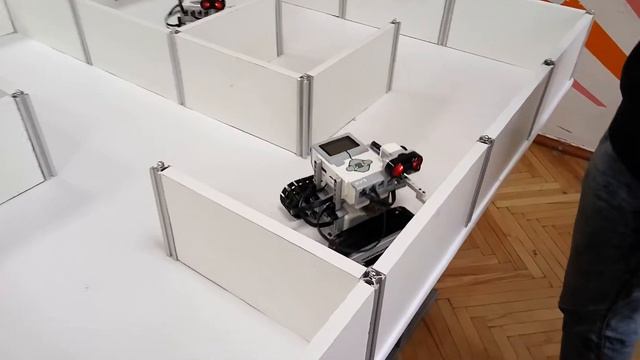 Lego EV3. Прохождение лабиринта смотреть онлайн