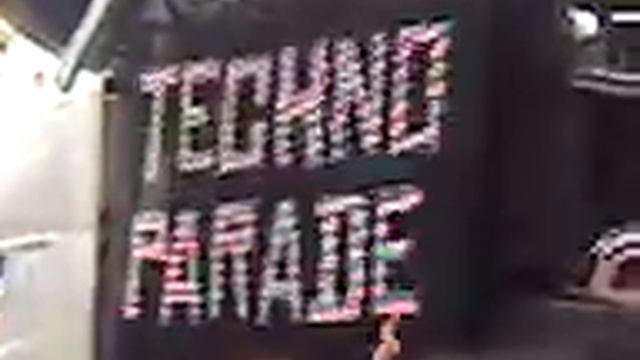 SPACE INVADERS @ TECHNO PARADE смотреть онлайн