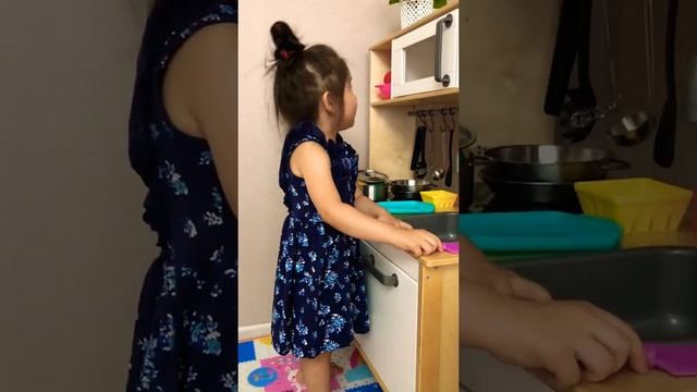 Карина ?? маленький повар , готовит овощной , очень полезный суп ?????