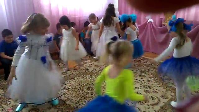 Игра "лопаем шарики". Утренник в Всезнайке. смотреть онлайн