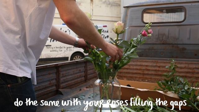 Piccadilly Circus! How to arrange: Rose Athena, Alstroemeria, Lisianthus, Tulips and Soft Ruscus. смотреть онлайн