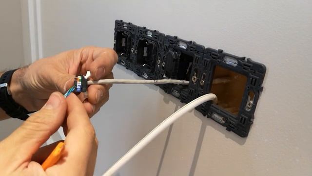 Как установить компьютерную UTP розетку Legrand | Подключение интернет розетки смотреть онлайн