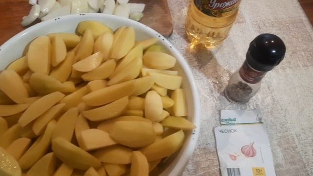 16.02.23 Готовлю обед и ужин// Вермишелевый суп и картофель с курицей в духовке смотреть онлайн