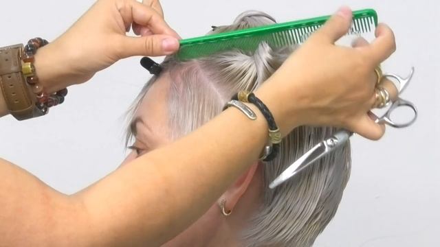 Короткая женская стрижка . смотреть онлайн