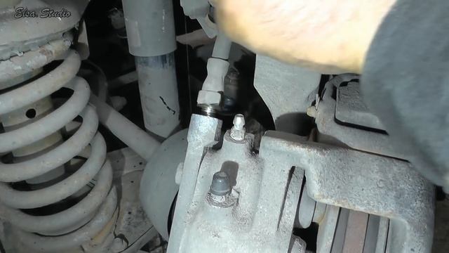 Замена переднего тормозного шланга Chevrolet Niva смотреть онлайн