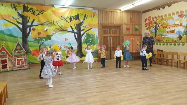 Танец с листочками в младшей группе ??? | Осенний утренник в детском саду смотреть онлайн