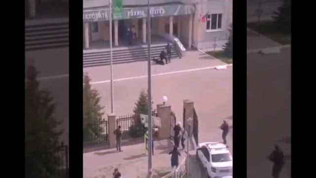️Казань, школа №175 неизвестный открыл стрельбу, есть погибшие и раненые. Нападавший задержан. смотреть онлайн
