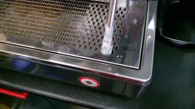 Взбивание молока для латтеарт / Steaming milk for latteart смотреть онлайн