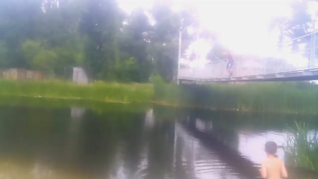 Спрыгнул с моста в воду.Клип.Это было круто! смотреть онлайн