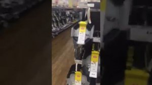 Мужик выбирает сковородку в магазине Твой дом Жена попросила купить сковородку|