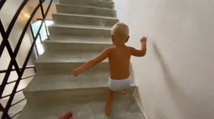 Лифт сломался. Идем с ребенком пешком