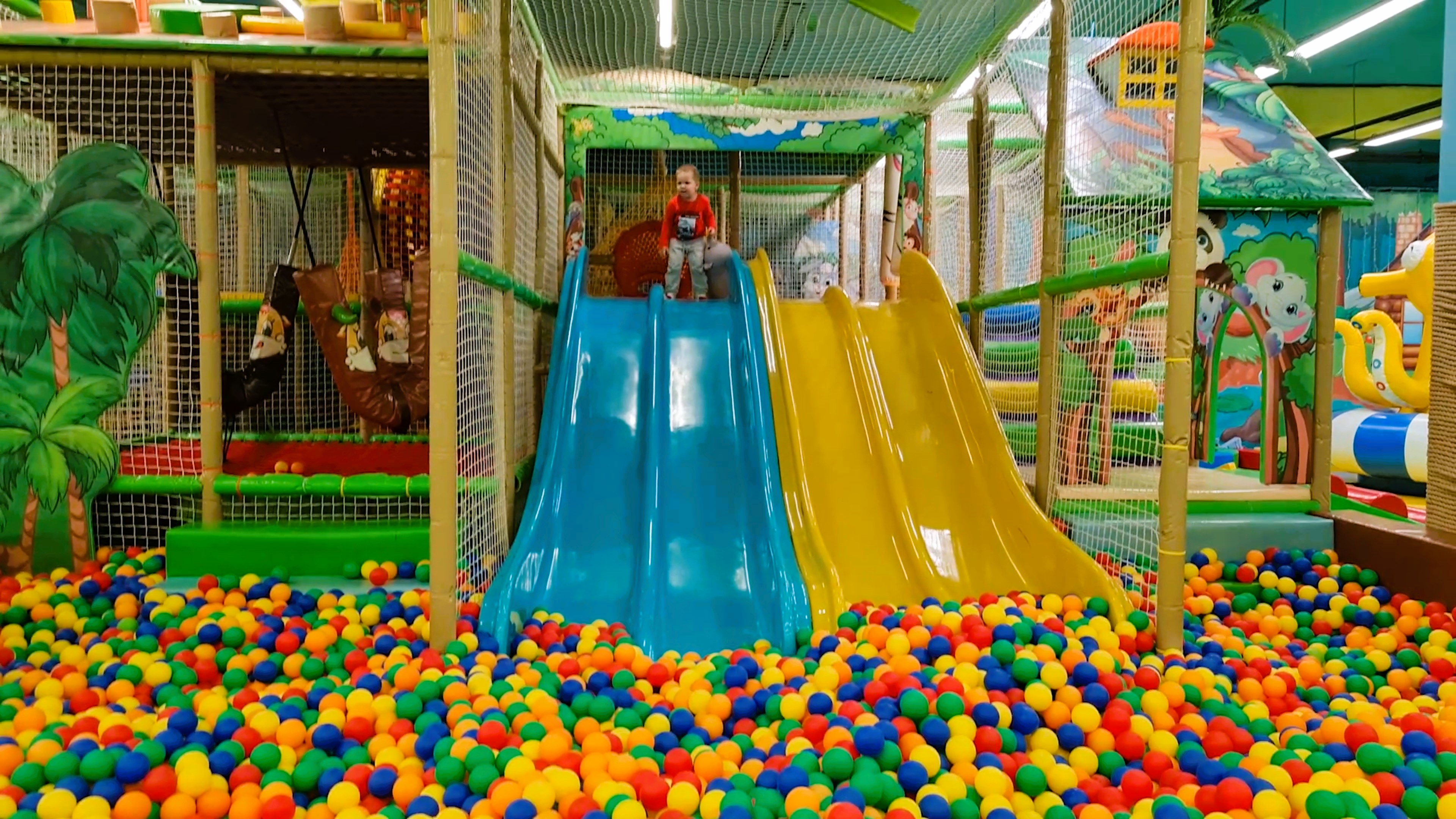 Прыгаем на надувном батуте и скатываемся с горки на детской площадке смотреть онлайн