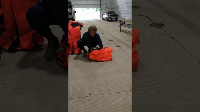 Складывание и надевание сухого гидрокостюма смотреть онлайн