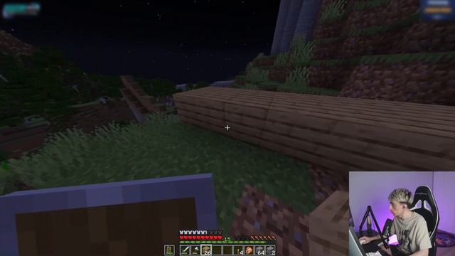 ПЕРВЫЙ ДОМ / СОЛО ВЫЖИВАНИЕ В МАЙНКРАФТЕ #1 смотреть онлайн