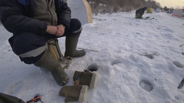 Ловля плотвы зимой на мормышку в малой речке! Зимняя рыбалка. смотреть онлайн