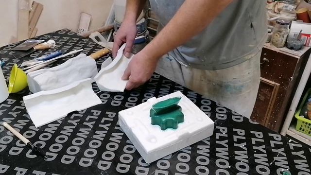 Литьё житкого пластика в форму. Изготовление технической детали методом литья. Работы в мастерской. смотреть онлайн
