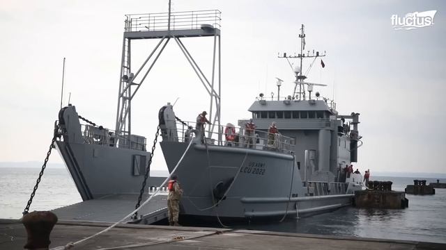 US Built this Weird Gigantic Hovercraft that Can Drive Everywhere смотреть онлайн