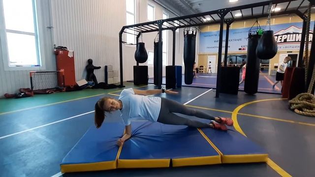 Боковая планка статическая на предплечьях смотреть онлайн