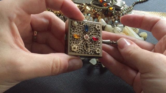 1. Распаковка большого лота с винтажной бижутерией смотреть онлайн