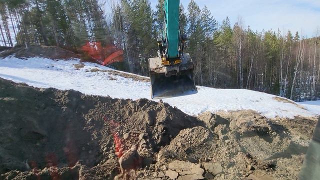 Работа экскаватора Kobelco 140.