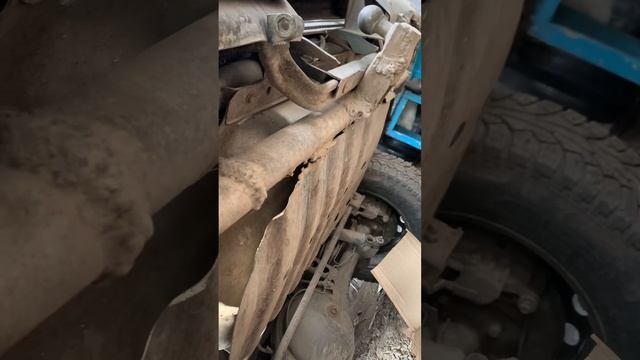 Ниссан Террано 21 кузов. Меняю подушки кузова. Ремонт петель дверей. смотреть онлайн