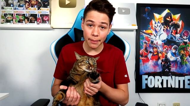 Mi hermano finge no tener deberes para jugar Fortnite... *le pillo* смотреть онлайн