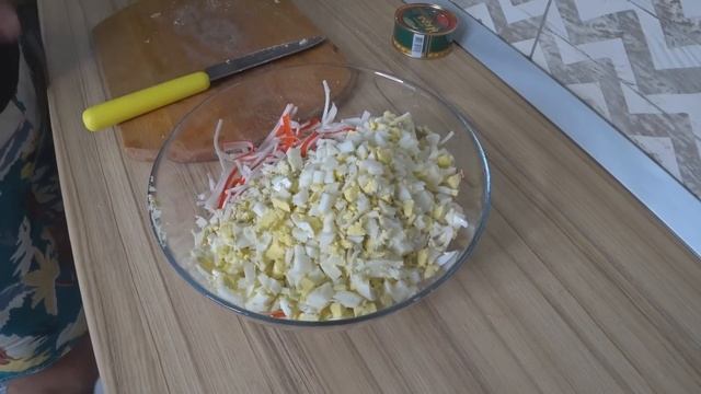 Салат с креветками кальмаром и красной икрой. "Морская нежность". Рецепт салата с морепродуктами. смотреть онлайн