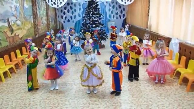 вход на новогодний утренник (под песню барбарики Этот новый год) смотреть онлайн