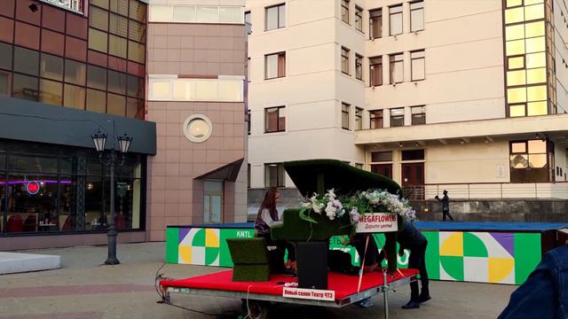 Челябинск Уличные музыканты на Кировке 02 10 2020г смотреть онлайн