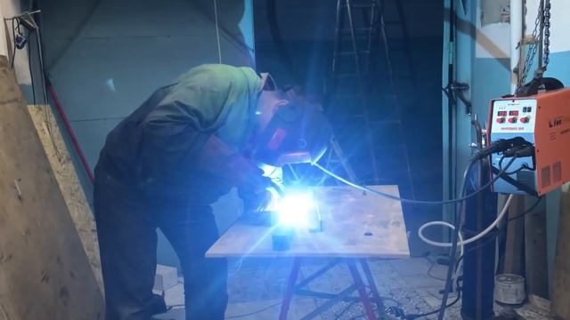 Поворотный кран в гараж, из обрезков. смотреть онлайн