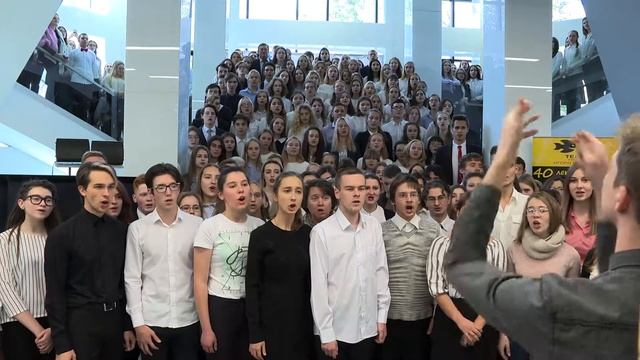 Исполнение гимна «Gaudeamus» первокурсниками Гуманитарного института НГУ