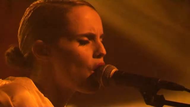 Anna Calvi live in Paris - "Suzanne and I" смотреть онлайн