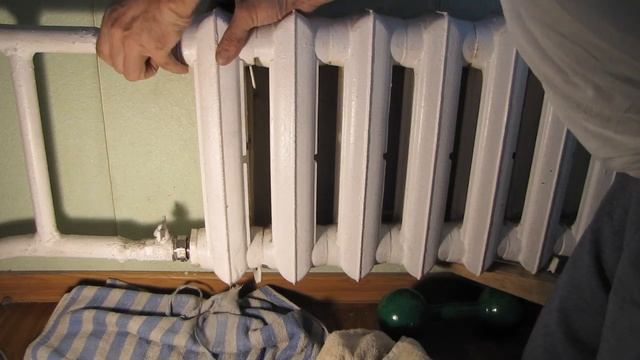 БАТАРЕЮ на стену ВЕШАЮ и прикручиваю к отоплению через краны с американкой после замены прокладок смотреть онлайн