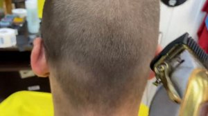 Открытый и закрытый нож  на машинке в мужской стрижке