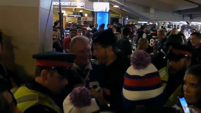 Crowds give Rob Ford no peace at Bills game in Toronto смотреть онлайн