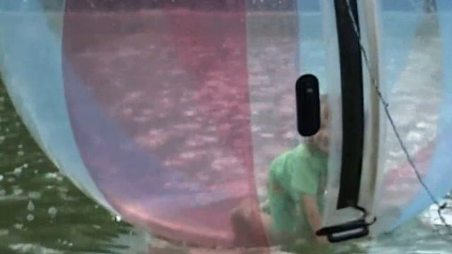 На воде внутри шара смотреть онлайн