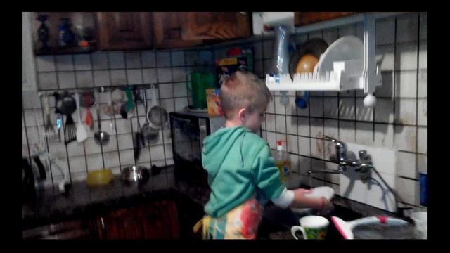 Как дети моют посуду