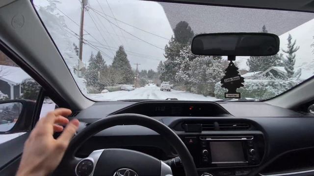 Toyota Prius C Snow Driving смотреть онлайн