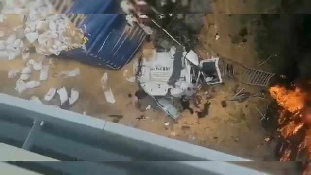 В Раменском с эстакады упал грузовик смотреть онлайн