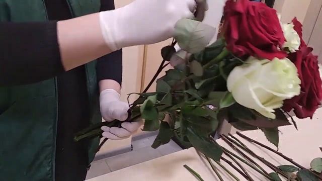 Создание букета из роз, Классический микс, мастер-класс, обучающее видео. Часть 1 смотреть онлайн