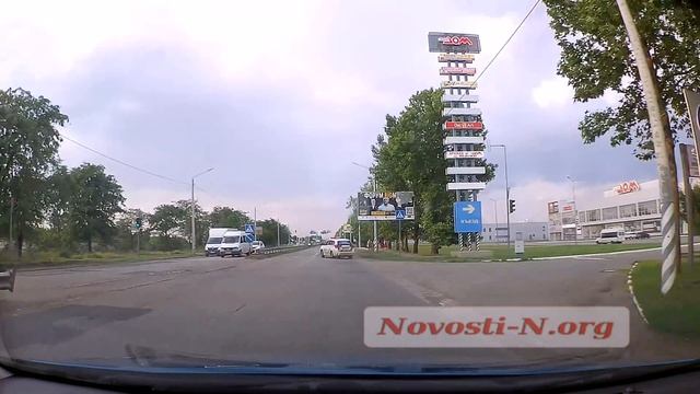 Как ездят в Николаеве: «БМВ» пролетел на «красный» смотреть онлайн
