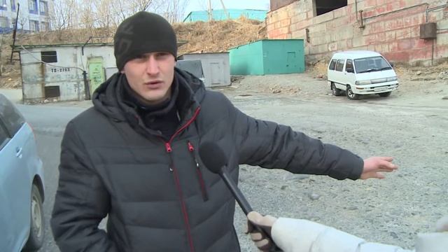 Толстый слой льда сковал дорогу на ул.Надибаидзе смотреть онлайн
