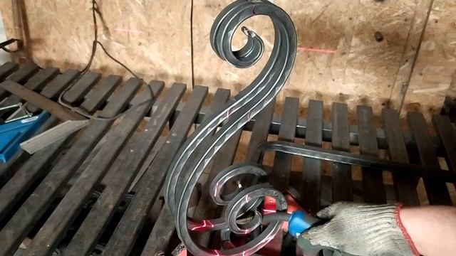 Необычная банкетка из профильной трубы. Античная мебель из метала и кожи. смотреть онлайн